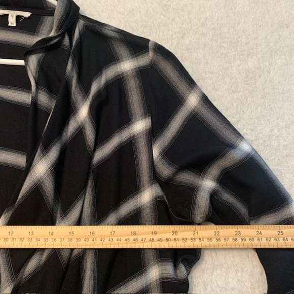 Maurices Blk Gray Plaid Roll Up Sleeve Fringe Hem Asymmetric Open Cardigan Sz XL - Picture 9 of 10